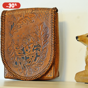 Bőr övtáska tölgyfalevél vésettel és fűzött széllel