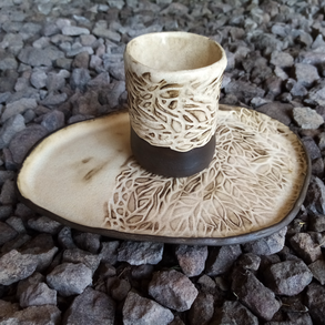 Bögre kistányérral