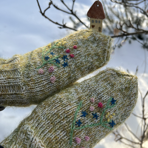 Kézzel kötött gyapjú kesztyű hímzett virágokkal – "Tavaszi ébredés" (S-es méret)