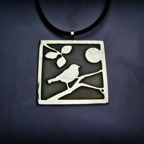 Ezüst Madárka medál antilkolt háttérrel