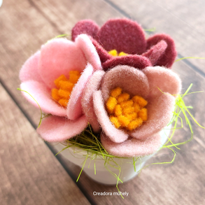 Virágos asztaldísz, cserepes gyapjúfilc virág, apró ajándék, kísérő ajándék, köszönőajándék