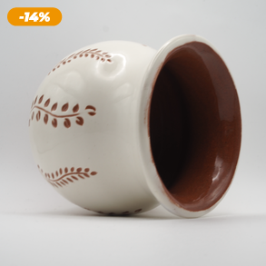 Kézzel készült fehér kerámia bögre rusztikus növényi mintával