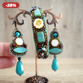 Gyöngyhímzéssel készített fülbevaló és karkötő