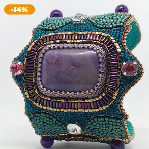 Ametiszt-pávakék hímzett karperec