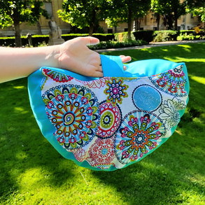 Meditációs félhold, jóga ülőpárna tönköly pelyvával töltve, kék, virágos-mandalás