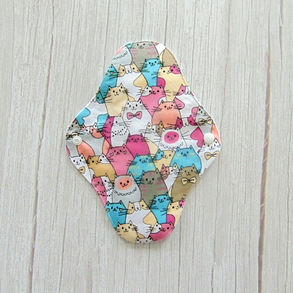 Lara mosható betét 24 cm / rózsaszín-türkiz-bézs cica mintás / klasszikus, lekerekített forma