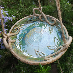 Madáritató - levelek lombja közt