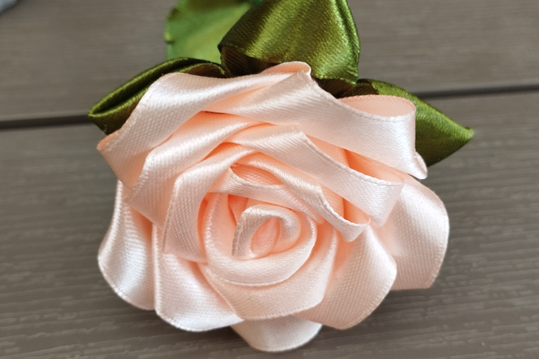 Egy szál rózsa szatén szalagból