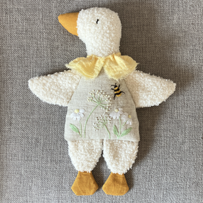 Lenből és bukléból készült libuska kézi hímzéssel