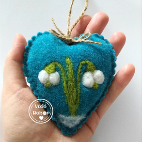 Tűnemezelt hóvirágos szív türkiz