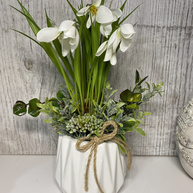 Hóvirágos asztaldísz kerámiakaspóban