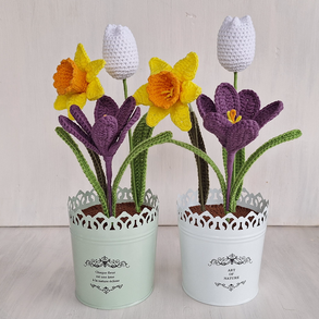 Horgolt tavaszi virágok fém kaspóban