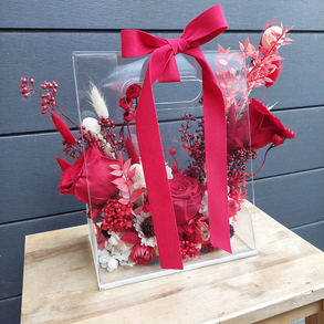 Tartósított, szárazvirágokkal teli plexi virágkosár szülőköszöntőre, Valentin-napra, Anyák napjára, születésnapra, nőnap