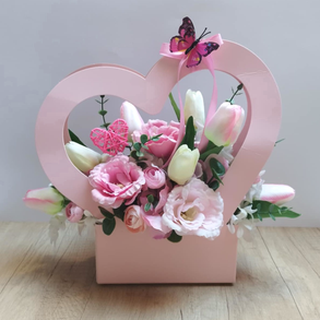 Szív kosár rózsaszín selyemvirágokkal