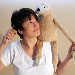 Közepes barna plüss Lajhár