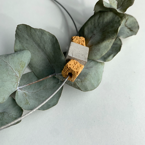 Beton és sárga lávakő medál