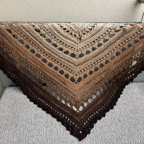 ? Prémium, kézzel horgolt háromszög kendő – egyedi, elegáns darab