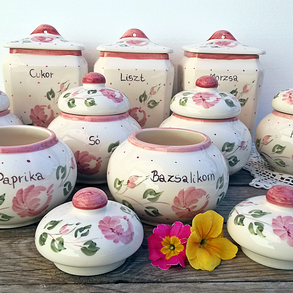 Rózsás-pöttyös egyedi kerámia fűszertartó