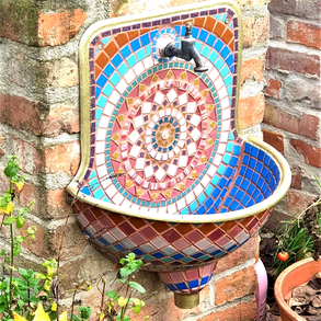 REKREDENC - Mozaik dizájn, felújított régi falikút, kút