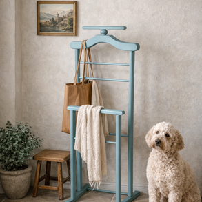 Farmhouse hangulatú inas vintage fa szobainas ruhatartó butler