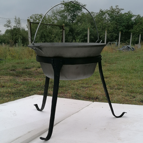 Bográcstartó állvány, kovácsoltvas háromláb 