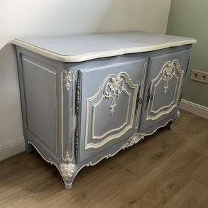 Neobarokk kék-fehér festett tömör fa komód