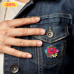 Folk virágos kitűző fémből