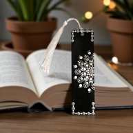 Fa könyvjelző ezüst és fehér pontmandala díszítéssel, selymes bojttal, 3,2x12x0,15 cm - rendelhető