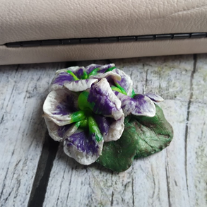 Ibolya sorozat, kitűző