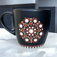 Metál fényű réz és fényes krémfehér színű pontmandalával díszített 3,3 decis kerámia bögre