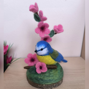 Cinege virágzó faágon - asztaldísz 