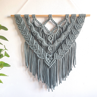 Nagy méretű, babérzöld színű makramé fali dísz