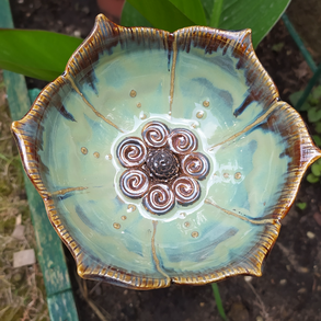 Bogáritató kerti virág - türkiz, barna szegéllyel II.