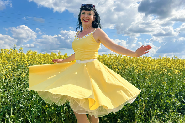 Pinup Rockabilly ruha, sárga százszorszép díszítéssel, tavasz nyári ruha