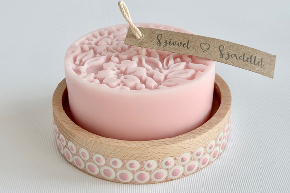 Kézműves gyertya fa tálkában, babarózsaszín szójaviasz dekoráció virág / falevél mintával