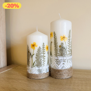 Sárga szárított virágos gyertya közepes ajándékcsomag DÍSZDOBOZBAN- Boglárka virágokkal, csipkével díszítve