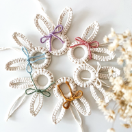 6 db húsvéti nyuszi dísz masnival - színes, felakasztható tavaszi makramé dekoráció