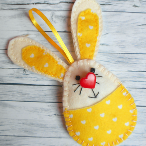 Zsebes nyuszi barkácsfilcből (sárga-fehér szívecske mintás)