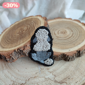 Kézzel hímzett uszkár bross 