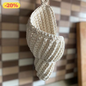 Horgolt csiga, kagyló - ekrü akasztós kosár