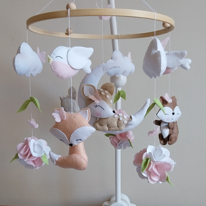 "Kikelet az erdőn" erdei állatkás rózsaszín kiságyforgó kislánynak, körforgó, baba forgó  