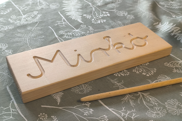 Egyedi Névgyakorló Tábla - Kétoldalas (Írott/Nyomtatott) - Tömör Bükkfa – Montessori