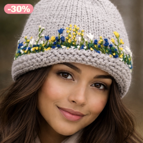  Női sapka. Kézi kötésű,  világos szürke   női sapka virágokkal hímezve  eladó Anyaga gyapjús kevert fonal. 