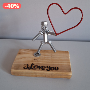 Szivecskét tartó vas szobor – lakkozott fa talpon