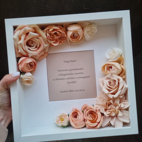 Szülőköszöntő ajándék képkeret narancsos barackos színű virágokkal egyedi idézettel