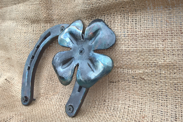 SZERENCSE PATKÓ LÓHERÉVEL.