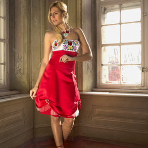 Kalocsai piros, hímzett  menyecske ruha