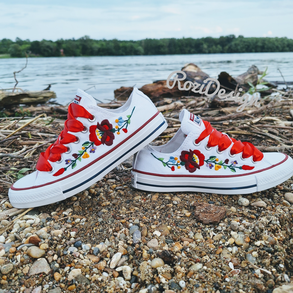 Esküvői menyasszonyi menyecske tornacipő Kalocsai virágokkal kézzel hímzett tornacipő 