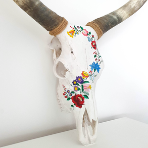 Szürkemarha koponya/trófea kézzel festett magyar kalocsai folklór motívumokkal