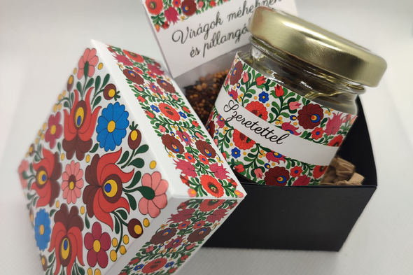 Két hungarikum: magyar termelői akácméz szépséges matyó mintás díszdobozban, ajándék virágmaggal.
